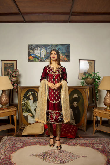 Maroon Pakistani Luxury Mehndi outfit with Velvet shirt Jamawar trouser and Net dupatta by Waqas Shah Official