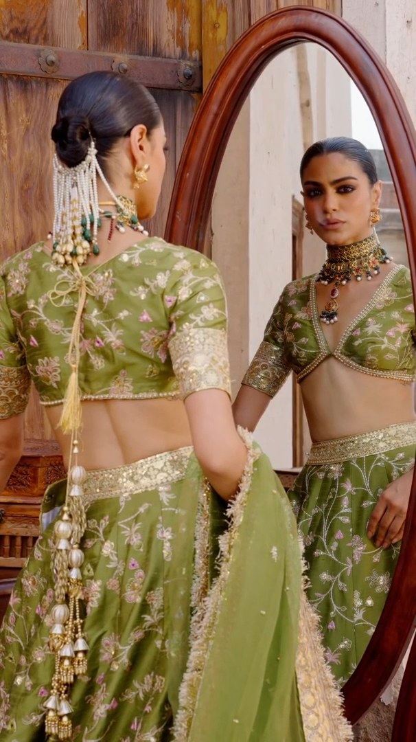Video of Mahira olive green Pakistani mehndi lehenga choli in motion, showing the golden tilla embroidery, flare and organza dupatta – Waqas Shah