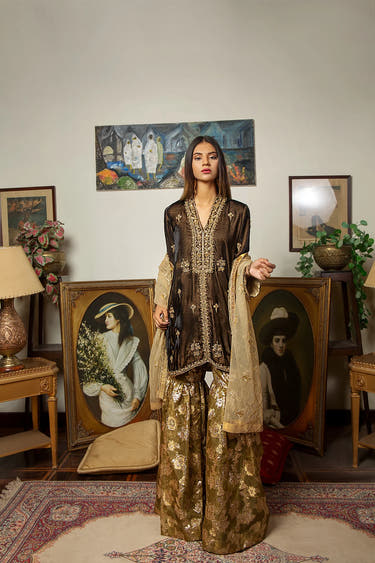 Brown Net dupatta completing an elegant Pakistani Luxury Formal Mehndi outfit by Waqas Shah Official